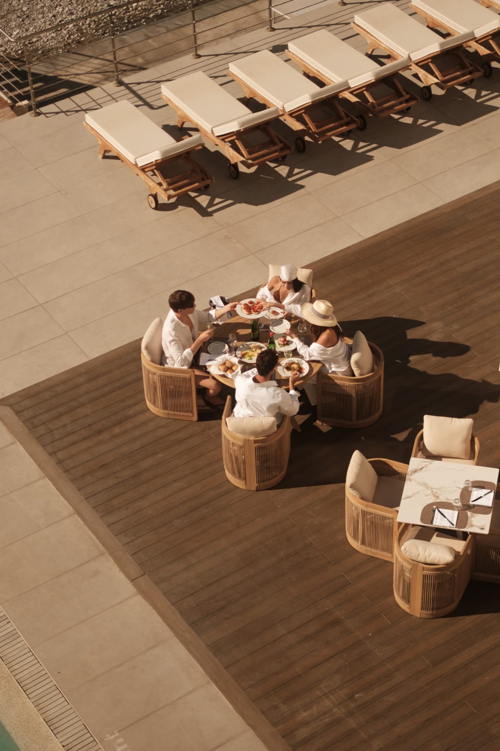 Alimuri Bay Resort 20 outside lunch